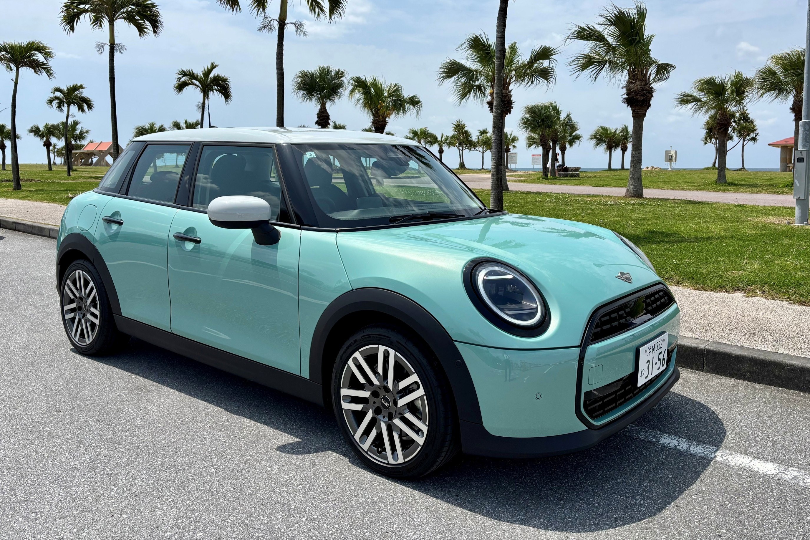 【2025年式】現行型MINI５ドア🚙5人乗り♪オーシャンウェーブグリーンに白ルーフが可愛い💛