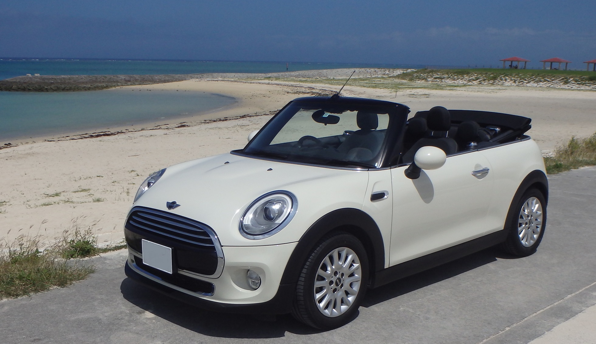 ミニカブリホワイト①■沖縄本島那覇支店　那覇空港・モノレール小禄駅■